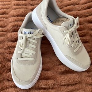 1 inch sole. No tying, no pulling, no heal crushing slip on shoe.